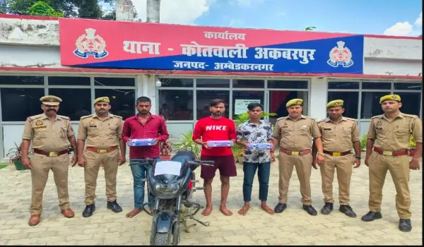 बिना नंबर प्लेट की बाइक से पहुंचे तीन युवक, तलाशी में मिले 13 मोबाइल